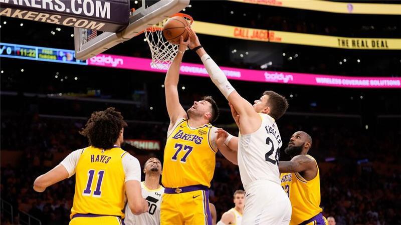 „Neuer Nachbar“ Dončić mit gutem Lakers-Debüt Luka Doncic bei seinem Debüt für die Los Angeles Lakers.