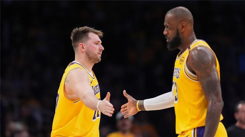 „Neuer Nachbar“ Dončić mit gutem Lakers-Debüt Luka Doncic (l.) und LeBron James liefen zum ersten Mal gemeinsam für die Lakers auf.