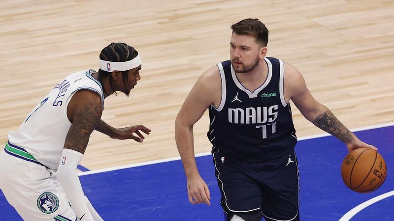 Mavericks gewinnen erstes Spiel in Western-Conference-Finals Luka Doncic (r) verbuchte 15 seiner 33 Zähler im Schlussviertel.