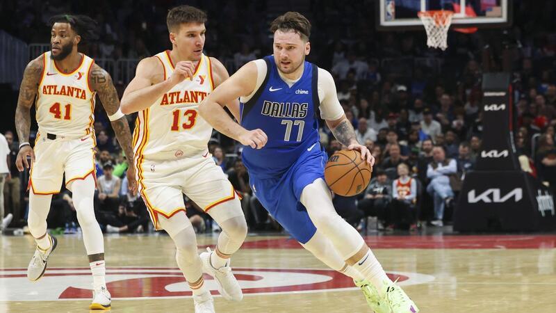 Luka Doncic (r) wird hier von Atlantas Bogdan Bogdanovic verteidigt.