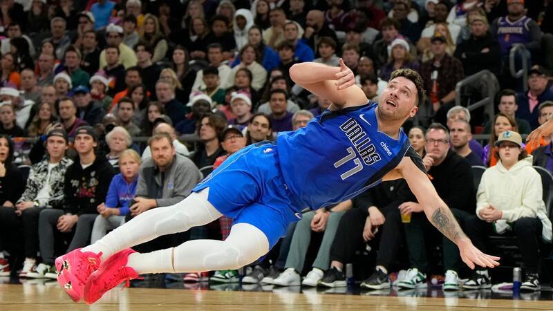Superstar Doncic überragt bei NBA-Weihnachtsspielen Luka Doncic von den Dallas Mavericks erzielte 50 Punkte gegen die Phoenix Suns.