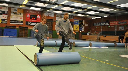 Luka Hoddow (links) und Lou Fick rollen eine der 34 Bahnen aus.