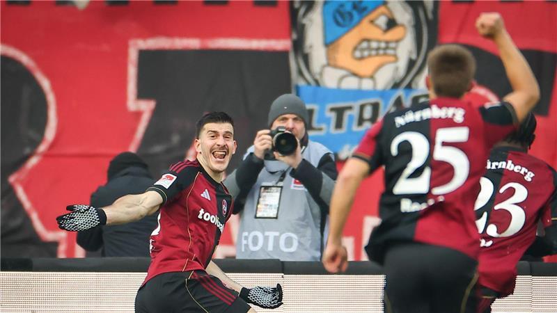 Luka Lotschoschwili (l) bejubelt sein erstes Tor für Nürnberg.
