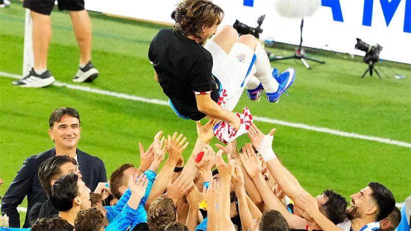 Luka Modric wurde von seinen Teamkollegen für sein 200. Länderspiel gefeiert.