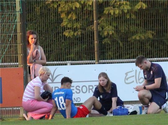 Luka Papke bei der Erstbehandlung im Kehdinger Stadion.