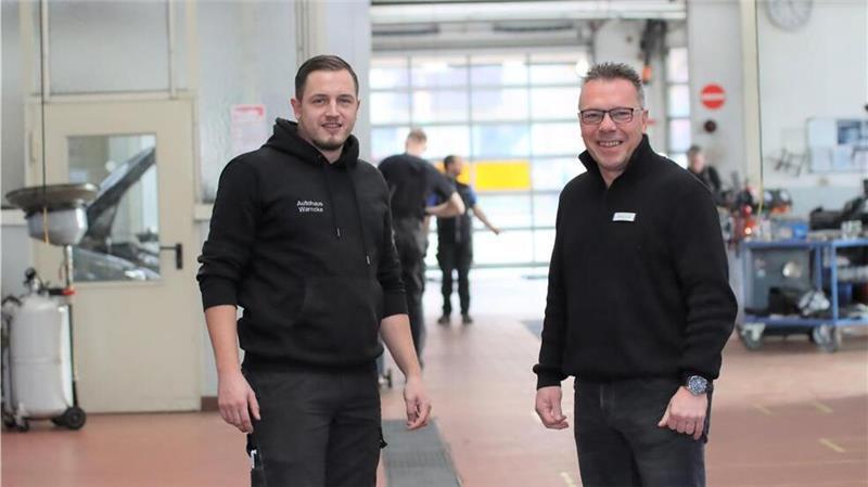 Lukas Bonacker (links) mit Service-Leiter Matthias Gerdes.