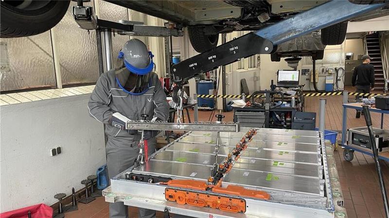 Lukas Bonacker mit Schutzausrüstung: Für Arbeiten an Hochvolt-Batterien ist spezielle Schutzkleidung erforderlich.