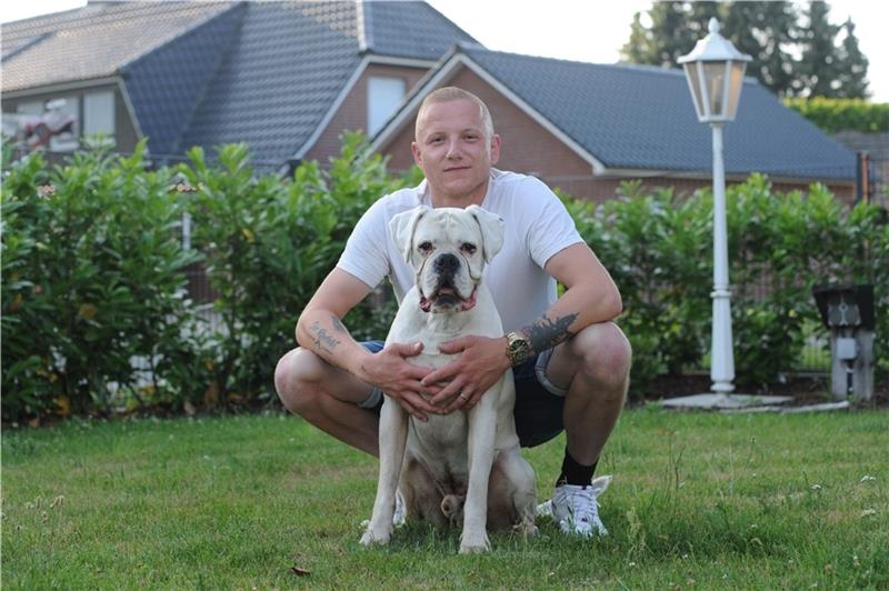 Lukas Bröcker und sein Leben mit einem Kurzschluss im Körper Lukas Bröcker erhielt die Diagnose 2016. Sein Boxer-Rüde Oli hilft ihm durchs Leben. Fotos: Berlin/Asklepios Klinikum/Kuhn