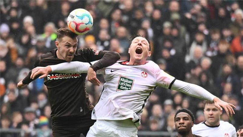 St. Pauli stoppt Kaiserslauterns Siegesserie Lukas Daschner (l) von St. Pauli und Robin Bormuth von Kaiserslautern kämpfen um den Ball. Foto: Daniel Reinhardt/dpa