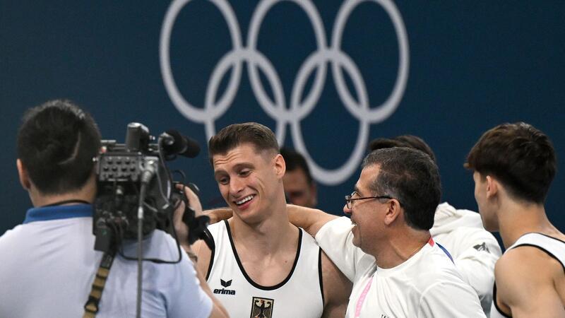 Herbe Enttäuschung: Turn-Riege verpasst Olympia-Finale Lukas Dauser wird von Bundestrainer Valeri Belenki beglückwünscht.