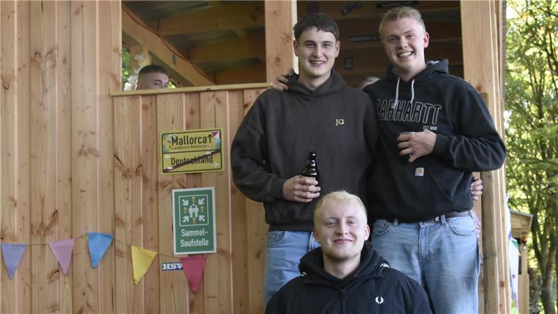 Ernteumzug in Sauensiek: Konvoi der guten Laune zieht durch den Ort Lukas Klindworth, Jan Gerken und Tim Alpers bauten den Wagen für die Dorfjugend Ottendorf.