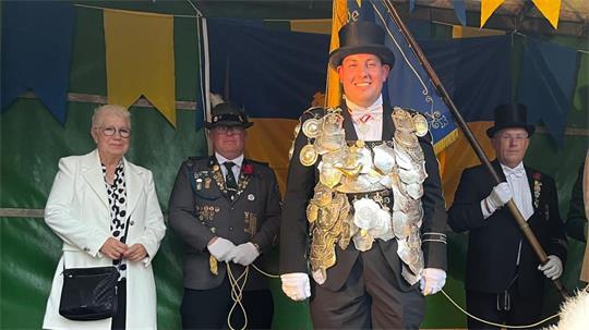 Lukas Manthe bei der Proklamation vor dem historischen Buxtehuder Rathaus.