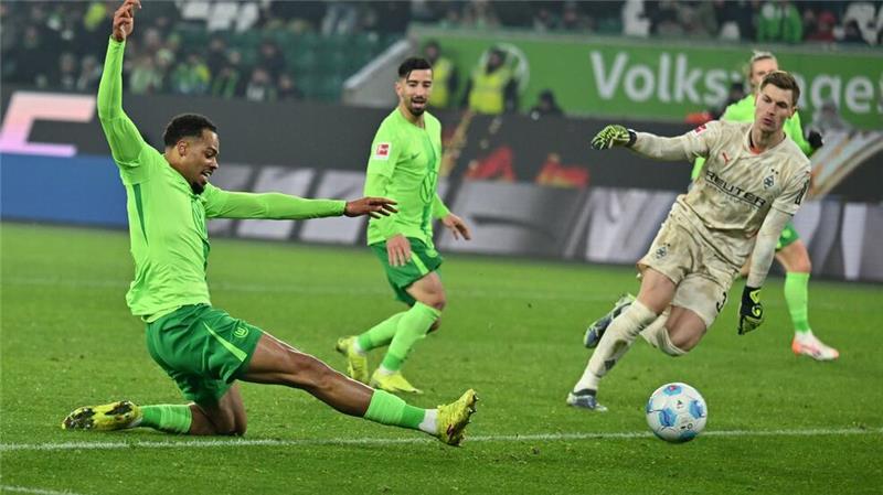 Lukas Nmecha schießt beim 5:1 gegen Borussia Mönchengladbach sein zweites Tor.