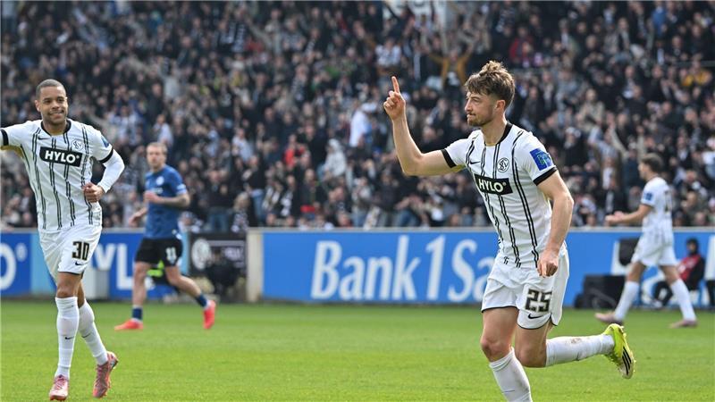 Lukas Petkov (r) ist der beste Torschütze im aktuellen SVE-Team. (Archivbild)