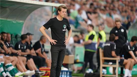Lukas Pfeiffer steht am Spielfeldrand im im Dietmar-Scholze-Stadion.