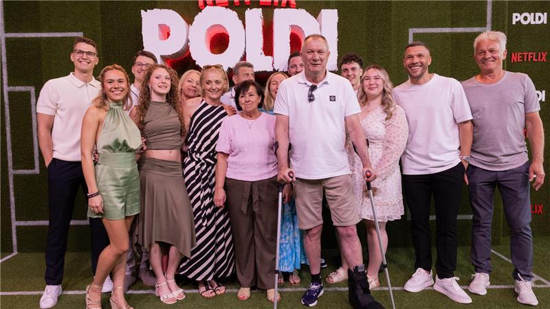 Netflix zeigt Podolski privat – Ehekrise inklusive Lukas Podolski (2.v.r) und seine Familie bei der Premiere der Netflix-Doku.