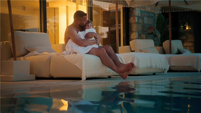 Lukas Podolski zeigt in der Netflix-Doku auch viele private Einblicke, etwa mit seiner kleinen Tochter Ella.