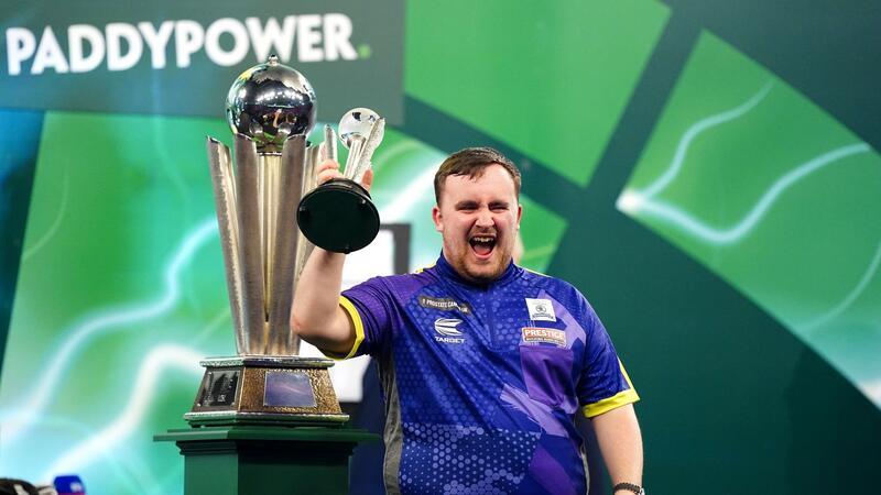 Nach WM-Finale mit 16: Wie geht es für Luke Littler weiter? Luke Littler jubelt mit dem Pokal für den zweiten Platz.