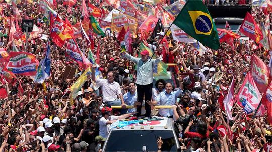 Lula mobilisiert zum letzten Mal vor der Stichwahl die Massen.