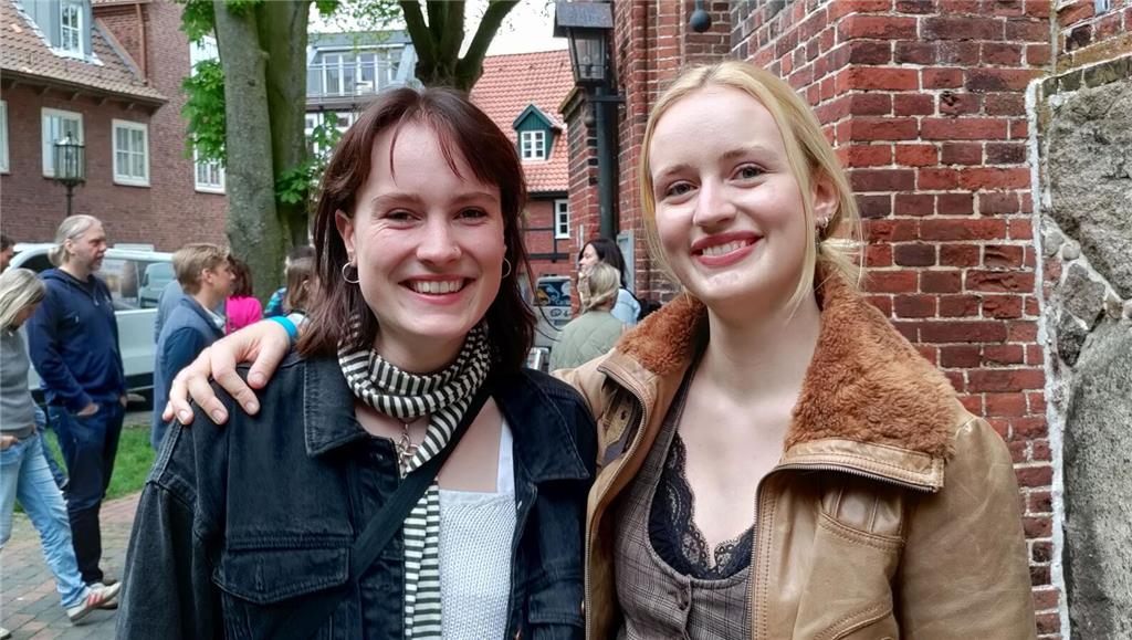 Luna Schleßelmann und Mathilde Brakel vor St. Wilhadi.