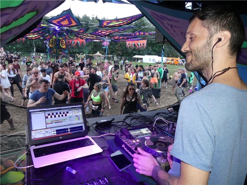 „Lunatica“, ein Szene-DJ aus Barcelona, legt auf, tanzt dabei selber. 32 DJs und rund 600 Besucher kamen zum Shining-Festival. Fotos: Knappe