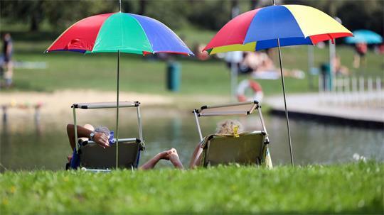 Lupenreines Badewetter - laut DWD zum Start in die neue Woche aber nur im Südwesten. (Symbolbild)