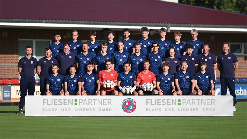 SV A/O setzt auf vielversprechende Talente und will defensiv besser werden Luqman Krugmeier, Marcel Brunsch, Mats Breitweg, Samuel Eßer, Corvin Höft, Ole Roes, Laurens Ottens, Jonas Lüdemann, Felix Kypta (hinten von links), Trainer Maximilian Künne, Trainer Kevin Speer, Teammanager Markus Kruse, Moritz Vedovelli, Noah Weigand, Daniel Brunsch, Thore Nissen, Len Behnke, Physiotherapeutin Maxine Illgen, Betreuer Florian Reremoser, Torwart Trainer Patrick Stehr, Sportlicher Leiter Martin König (Mitte von links), Jaron Kaiser, Jason Marahrens, Louis Gehlken, Timo Haepp. Marko Osnwoski, Finn- Jonas Suhr, Lenn Pauly, Timo von Holt, Kevin Müller (vorne von links). Es fehlen : Janosch Lüders, Malcolm Brunkhorst, Leander Hoppenrath, Merten Hiller, Jonah Bertog.