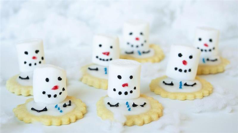 Plätzchen backen mit Kindern: Die besten Tipps und Rezepte Lustige und kreative Idee: die Melted Snowman-Plätzchen.