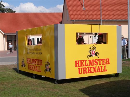 Lustige und kritische Themen werden bei den Umzugswagen verarbeitet.