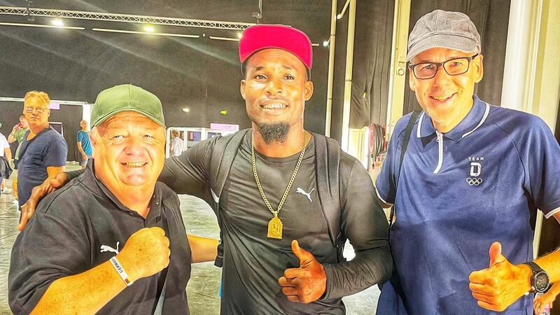 So erleben Menschen aus der Region Olympia in Paris Lutz Becker (links) und Thomas Butter aus Hedendorf treffen den Boxer mit dem goldenen Gebiss.