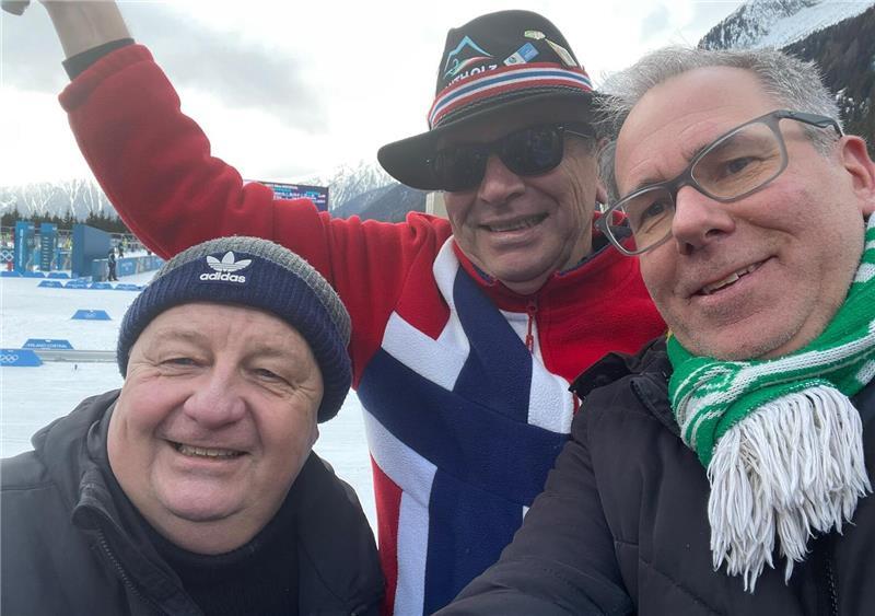 Lutz Becker (links) und Thomas Butter mit einem Biathlon-Fan aus Norwegen.