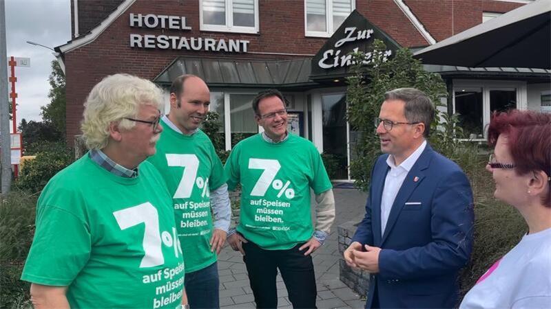 Lutz Feldtmann, Jens Hellwege, Uwe Staats und Nathalie Rübsteck vom Dehoga (von links) im Gespräch mit Landrat Kai Seefried.