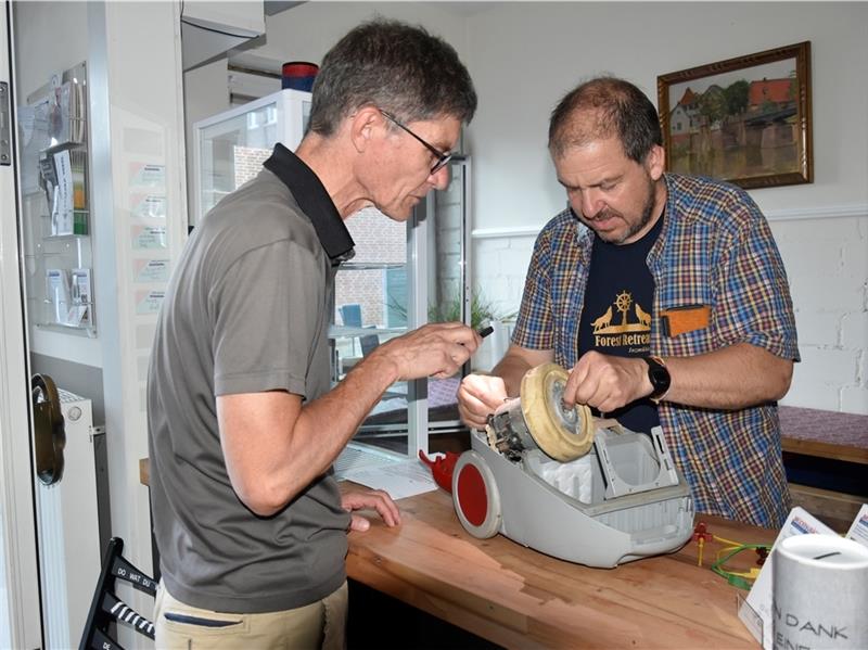 Repair-Café in Estebrügge: Fachsimpeln über altes Gerät und neue Kontakte Lutz Wörner (links) und Steffen Gill.