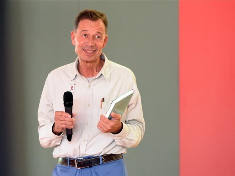 Lutz van Dijk: Ein Jugendbuchautor als Missionar in Harsefeld Lutz van Dijk spricht in Harsefeld zu Schülern: „Man kann sich das Leben ziemlich schön machen, das wünsche ich euch auch.“ Foto: Fehlbus