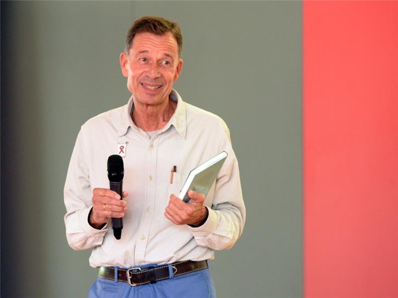 Lutz van Dijk spricht in Harsefeld zu Schülern: „Man kann sich das Leben ziemlich schön machen, das wünsche ich euch auch.“ Foto: Fehlbus