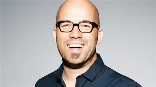 Lutz von Rosenberg Lipinsky moderiert die erste Buxtehuder Lachnacht beim Kleinkunst-Igel.