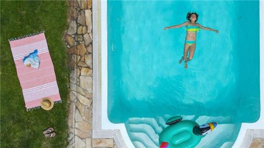 Luxus im eigenen Garten: Der Anteil der Häuser mit eigenem Pool ist in Immobilienanzeigen laut einer Studie gewachsen.