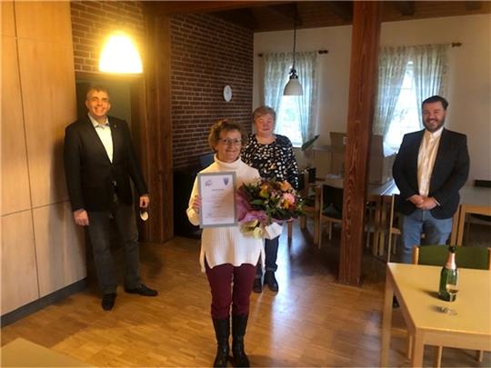Lydia Brüggemann (Mitte) ist von der Gemeinde Bliedersdorf und der Kirchengemeinde Bliedersdorf als „Ehren ämtlerin des Jahres 2021“ ausgezeichnet worden.