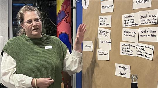 Lydia Goldschmidt von der Geschäftsstelle der Leader-Region Altes Land und Geestrand stellt Zukunftsprojekte vor.
