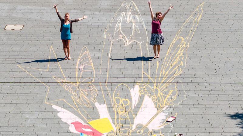 Lydia (l) und Vanessa Hitzfeld sind auf 3D-Straßenkunst spezialisiert.