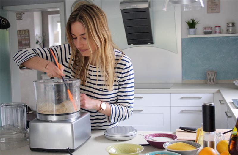 Lynn Hoefer in der Küche ihrer Eltern in Stade: Ungewöhnliche Lebensmittel wie Polenta oder Mandelmilch landen für einen Kuchen in der Küchenmaschine.  Foto: Brenke