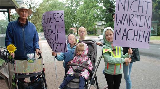 Lynn, Lenia, Christina und Fjella hoffen auf einen sicheren Schulweg in Fredenbeck