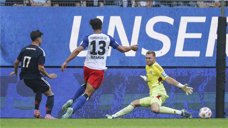 HSV und Werder mühen sich in Testspielen - Pauli gelingt eine Überraschung Lyons Afonso Moreira (l) trifft zum 0:4 gegen Hamburgs Torhüter Daniel Peretz.