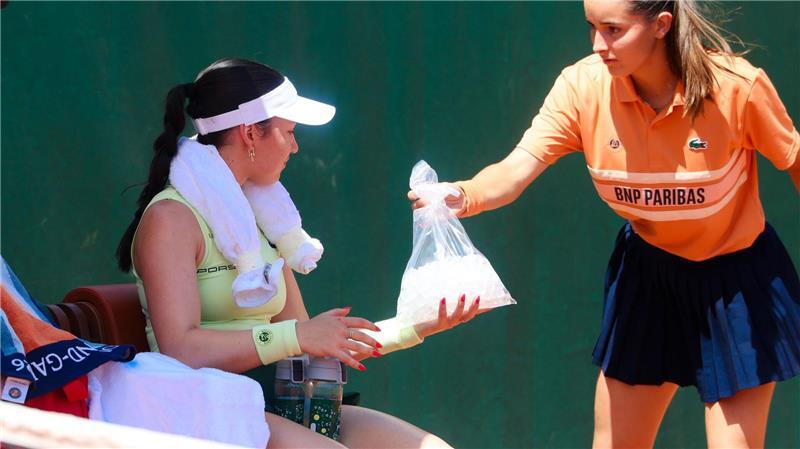 French Open: Lys in Runde zwei, Maria und Seidel schon raus Lys kühlte sich in der Hitze von Paris mit Eisbeuteln ab.