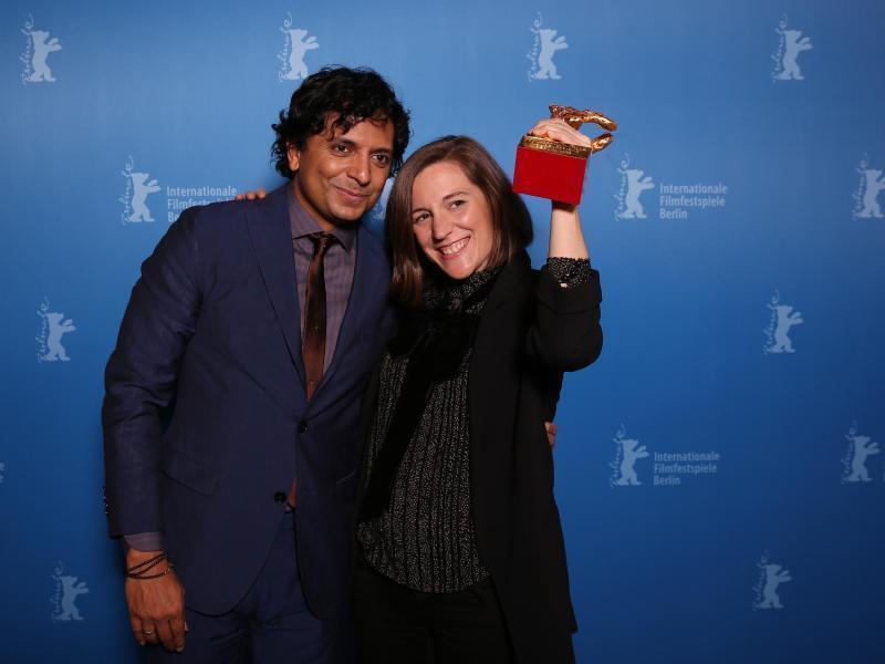 M. Night Shyamalan freut sich mit Carla Simón. Foto: Ronny Hartmann/AFP POOL/dpa