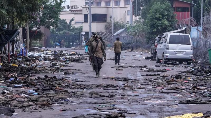 M23-Rebellen patrouillieren durch die Straßen von Goma im Kongo.