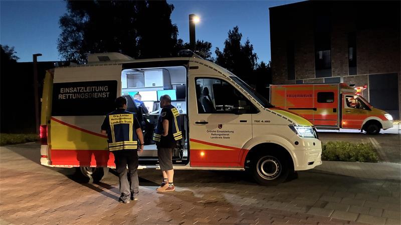 MANV-Einsatz im Altländer Viertel in Stade. Sicherheitshalber stehen die RTWs am Staatsarchiv.