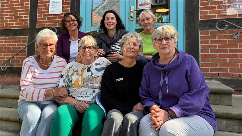 „Eine geniale Idee“: Worum andere Städte die Horneburger beneiden MGH und Bücherei arbeiten seit Jahrzehnten erfolgreich zusammen. Vorne: Christine Bartels, Dorle Buck, Silke Joneleit, Gisela Punke. Hinten: Daniela Subei, Louisa Hielscher, Annette Kokott.
