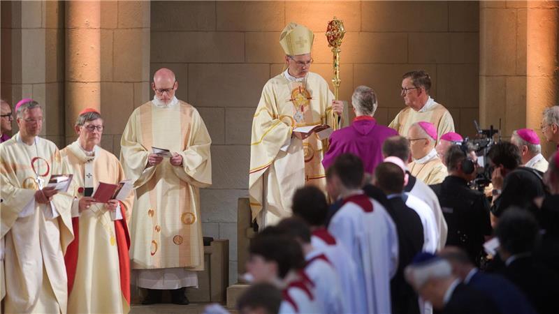 MIt einem Festgottesdienst wurde Heiner Wilmer in sein neues Amt in Münster eingeführt. Bislang war der Vorsitzende der Deutschen Bischofskonferenz Bischof in Hildesheim. 