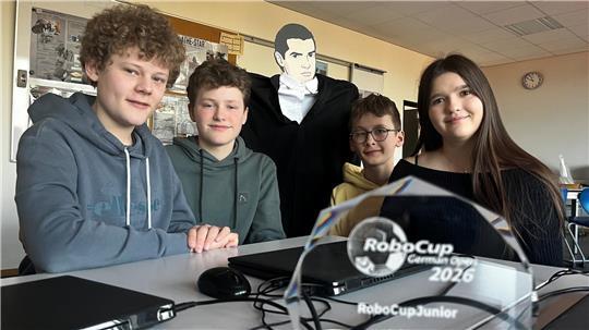 MIt ihrem Falco-Roboter haben Ole Gehrmann, Tim Kehr, Lajos Madrian und Julia Janthe (von links) vom Athenaeum sich für die RoboCup-WM qualifiziert.